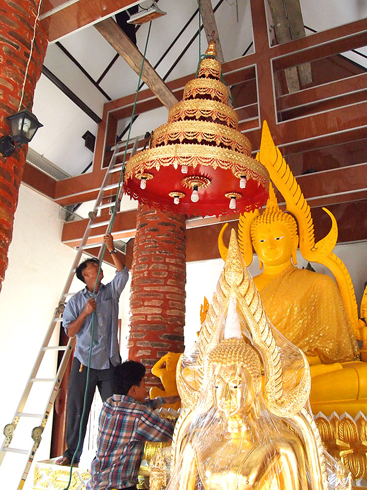 ฉัตรพระประธาน